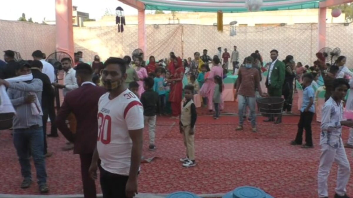 शादी में अचानक पहुंचे डीएम देख भड़के, मच गई अफरातफरी 