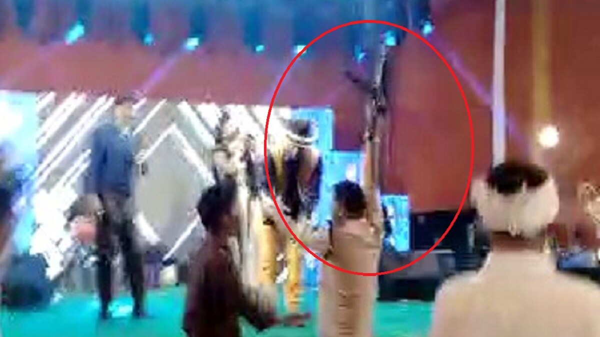 akshara singh in munna shukla dance party