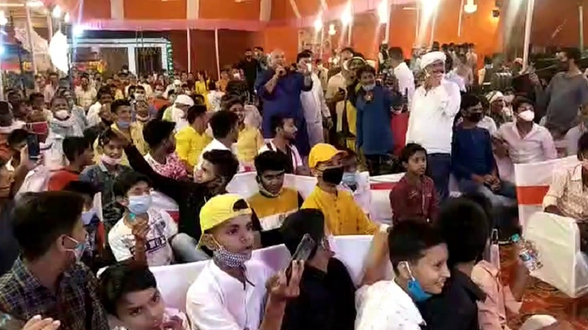 akshara singh in munna shukla dance party