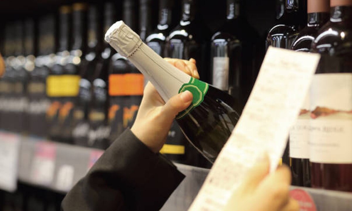 शराब दुकान की रिकॉर्डतोड़ नीलामी