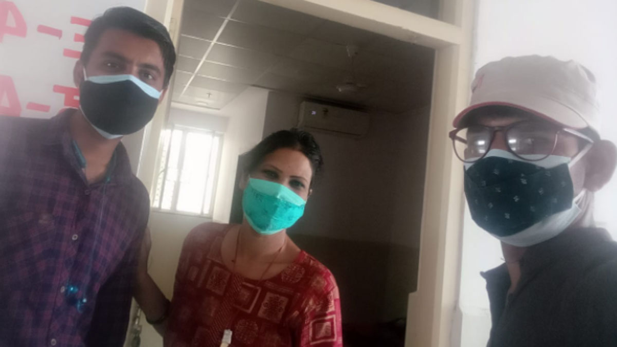 महिला ने मृत व्यक्ति के मास्क से ली ऑक्सीजन