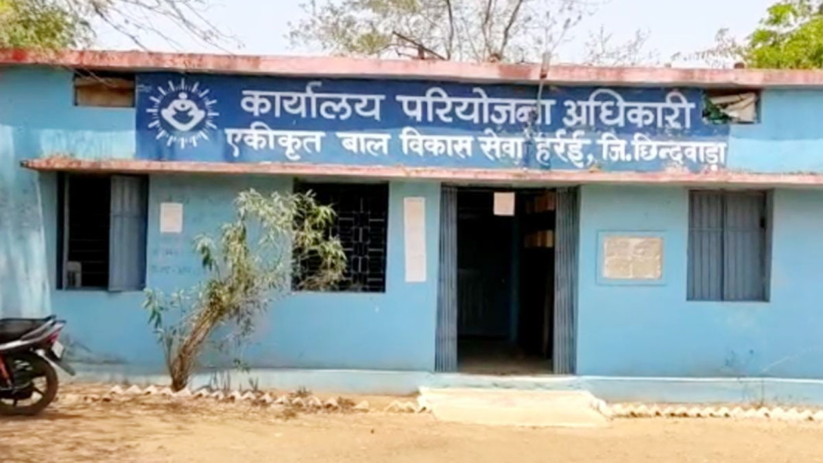 महिला ने मृत व्यक्ति के मास्क से ली ऑक्सीजन