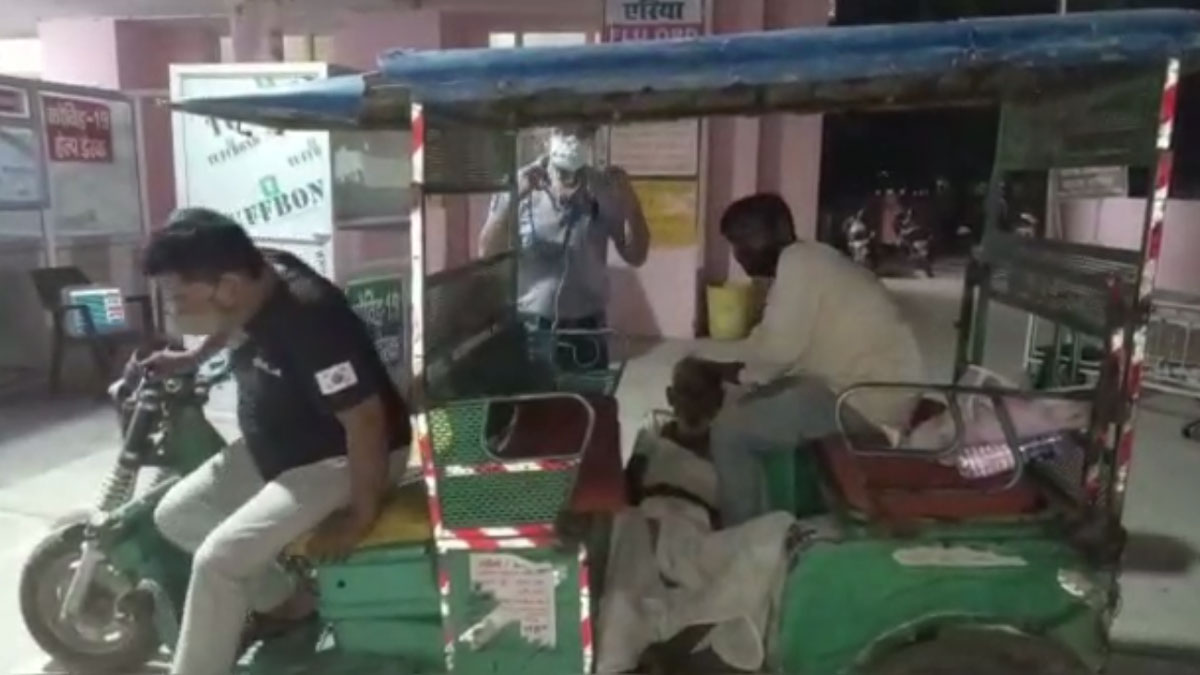 बेटे की गोद में बीच सड़क पिता ने तोड़ दिया दम 