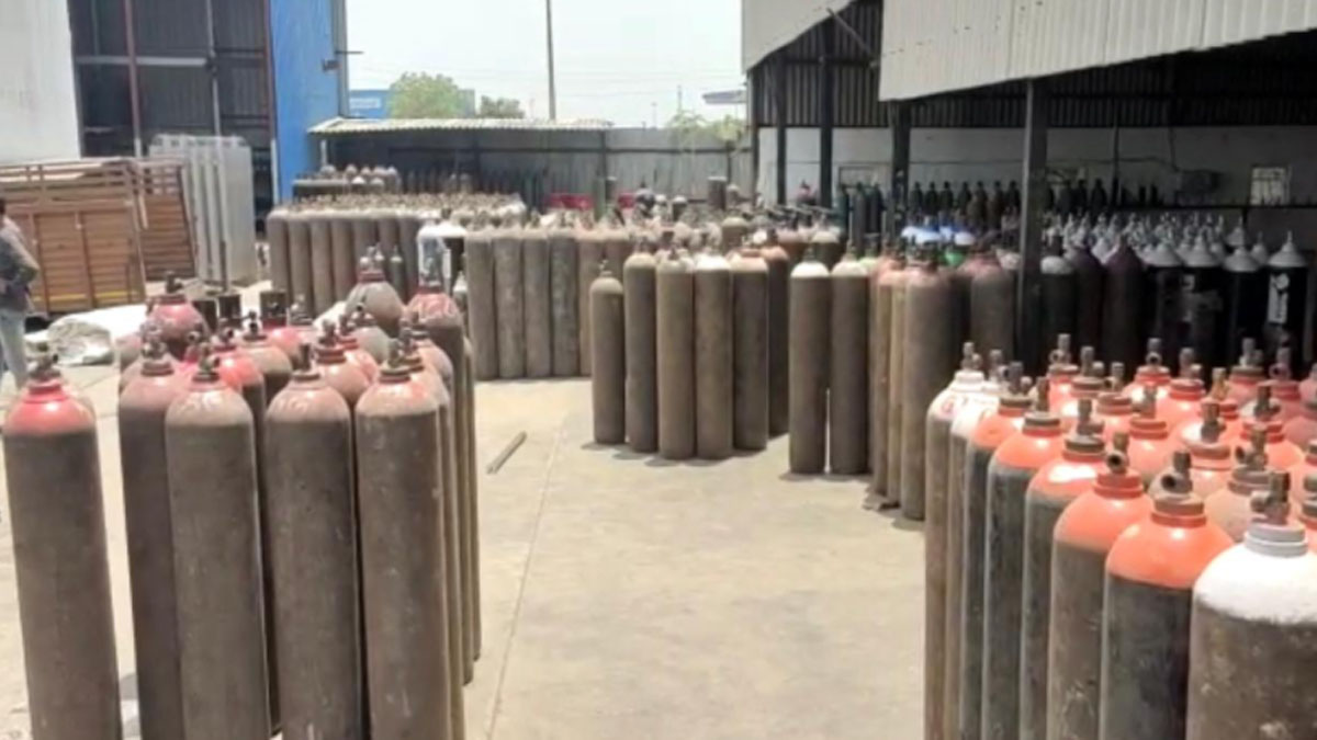 ऑक्सीजन सिलेंडर भराने को लेकर चली गोलियां 