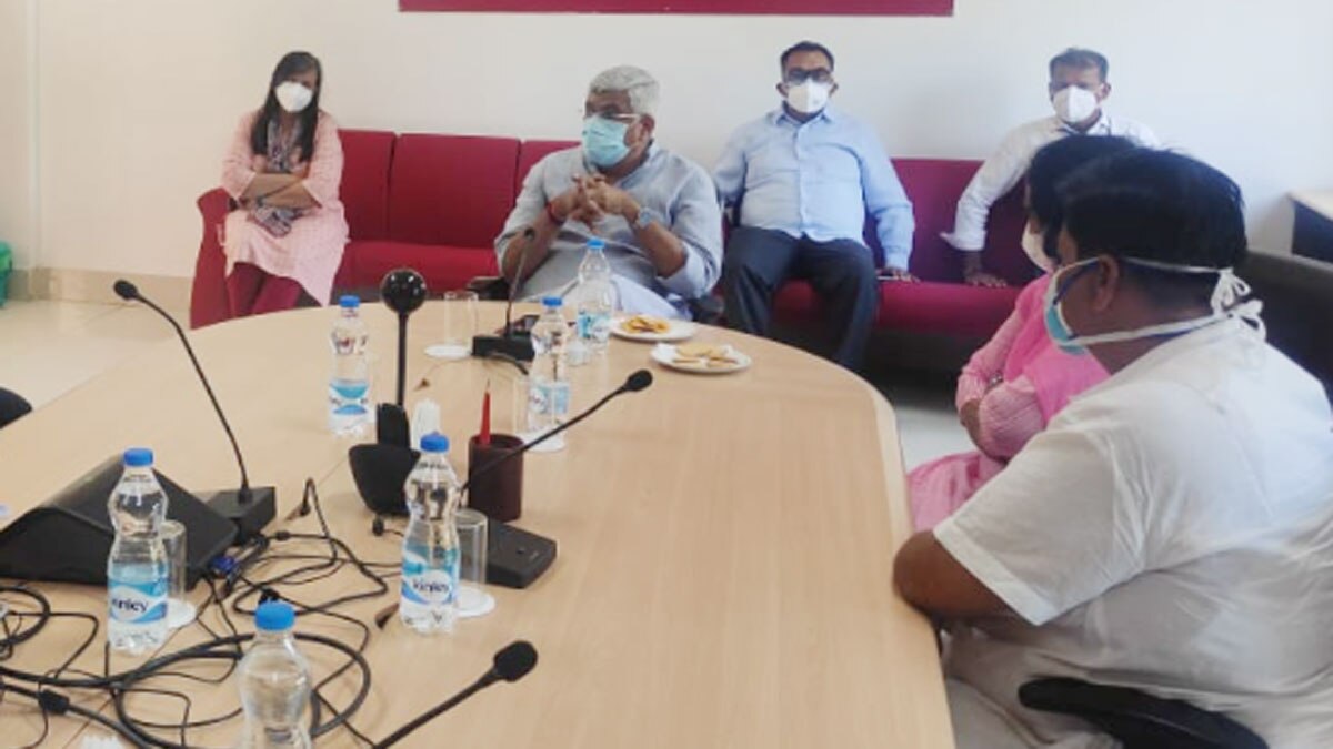 केंद्रीय मंत्री ने दी नारियल चढ़ाने की सलाह