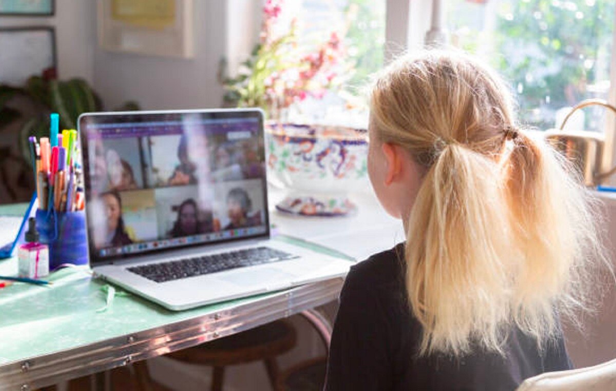 जूम क्लास में टीचर का पत्नी संग रोमांस