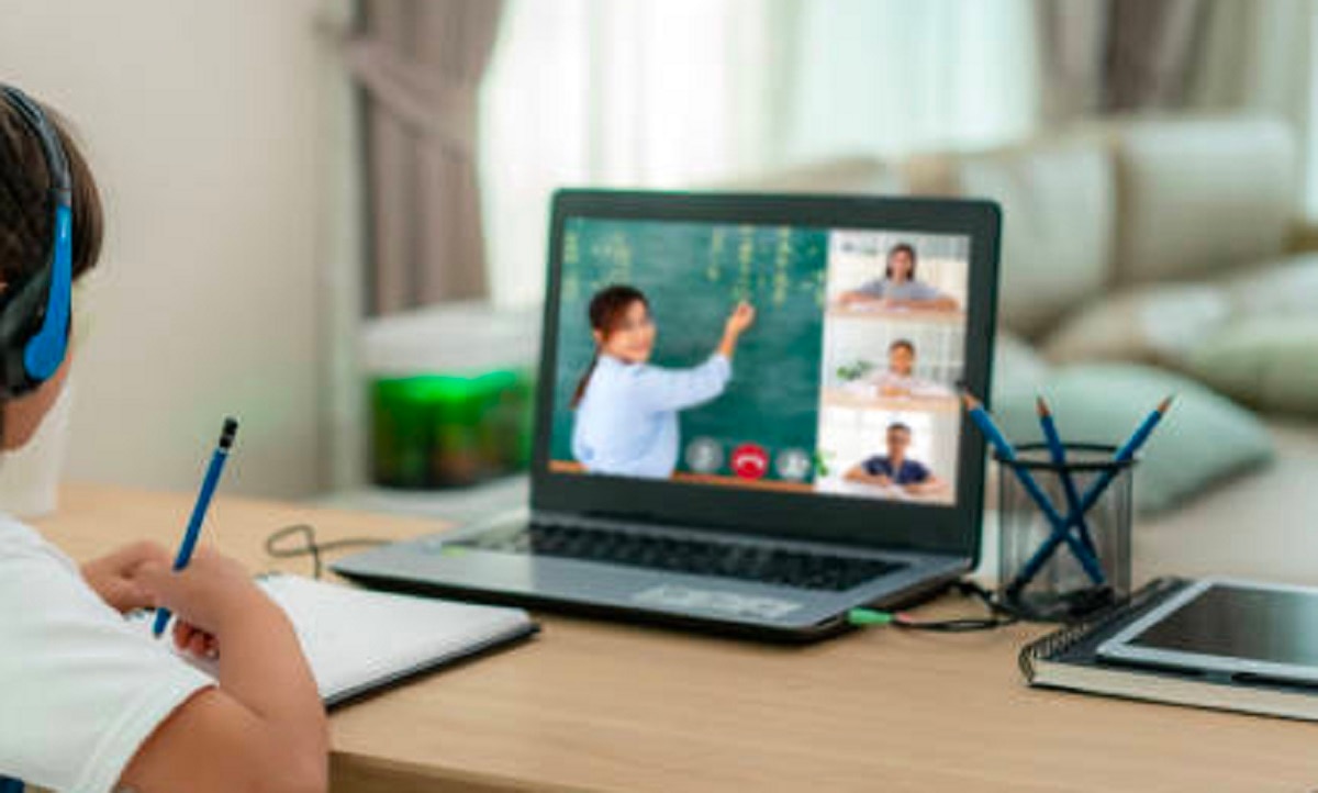 जूम क्लास में टीचर का पत्नी संग रोमांस