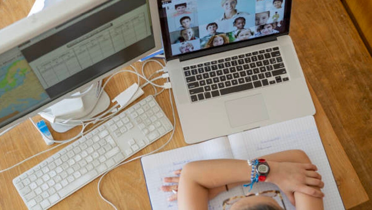 जूम क्लास में टीचर का पत्नी संग रोमांस