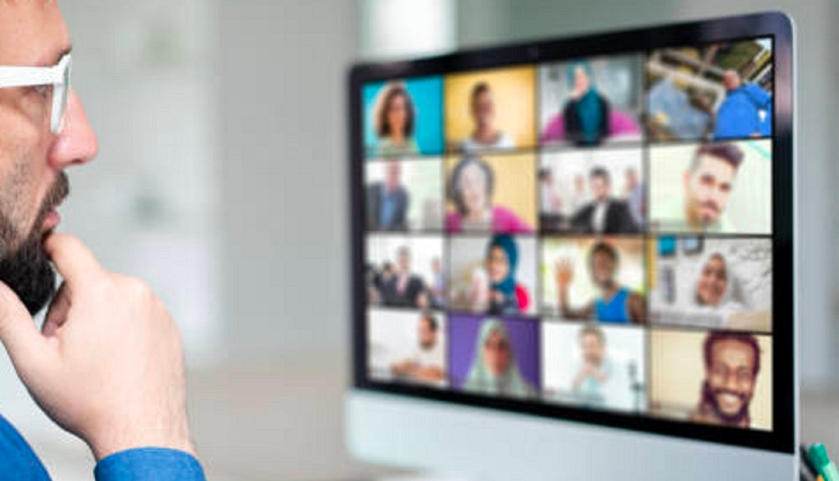 जूम क्लास में टीचर का पत्नी संग रोमांस