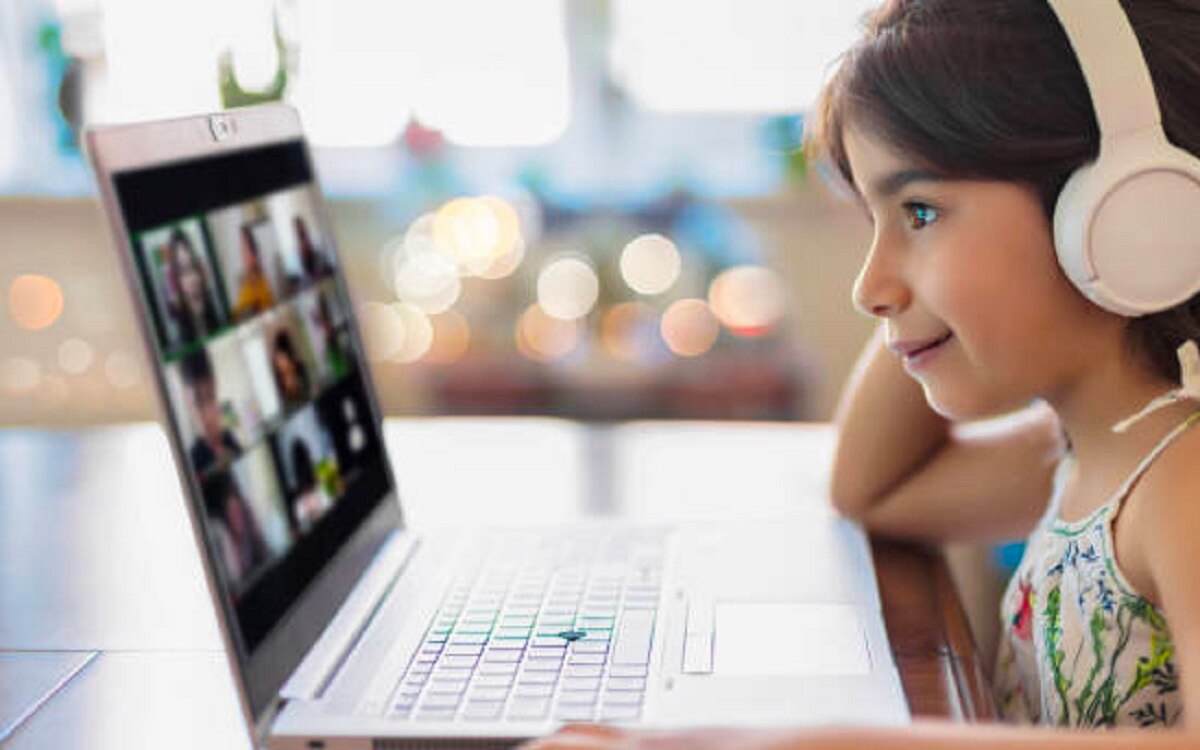 जूम क्लास में टीचर का पत्नी संग रोमांस