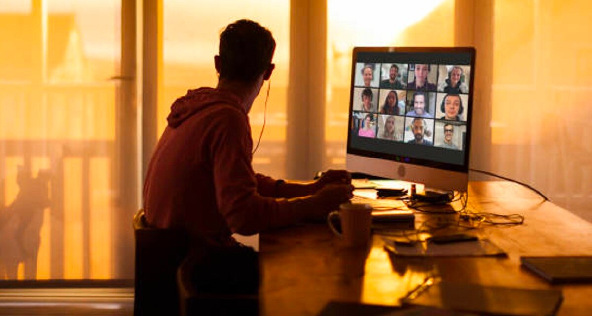 जूम क्लास में टीचर का पत्नी संग रोमांस