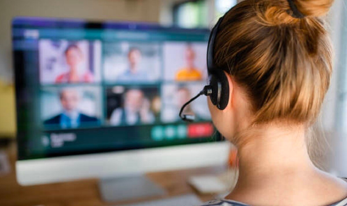 जूम क्लास में टीचर का पत्नी संग रोमांस