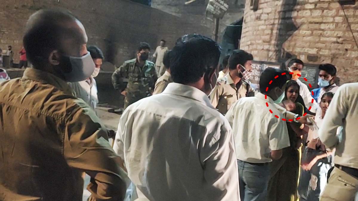 SDM को चप्पल से मारने के लिए दौड़ी महिला 