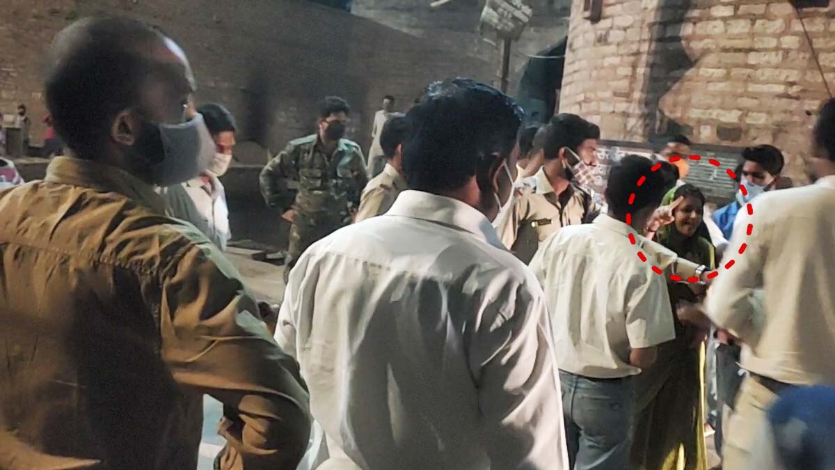 SDM को चप्पल से मारने के लिए दौड़ी महिला 