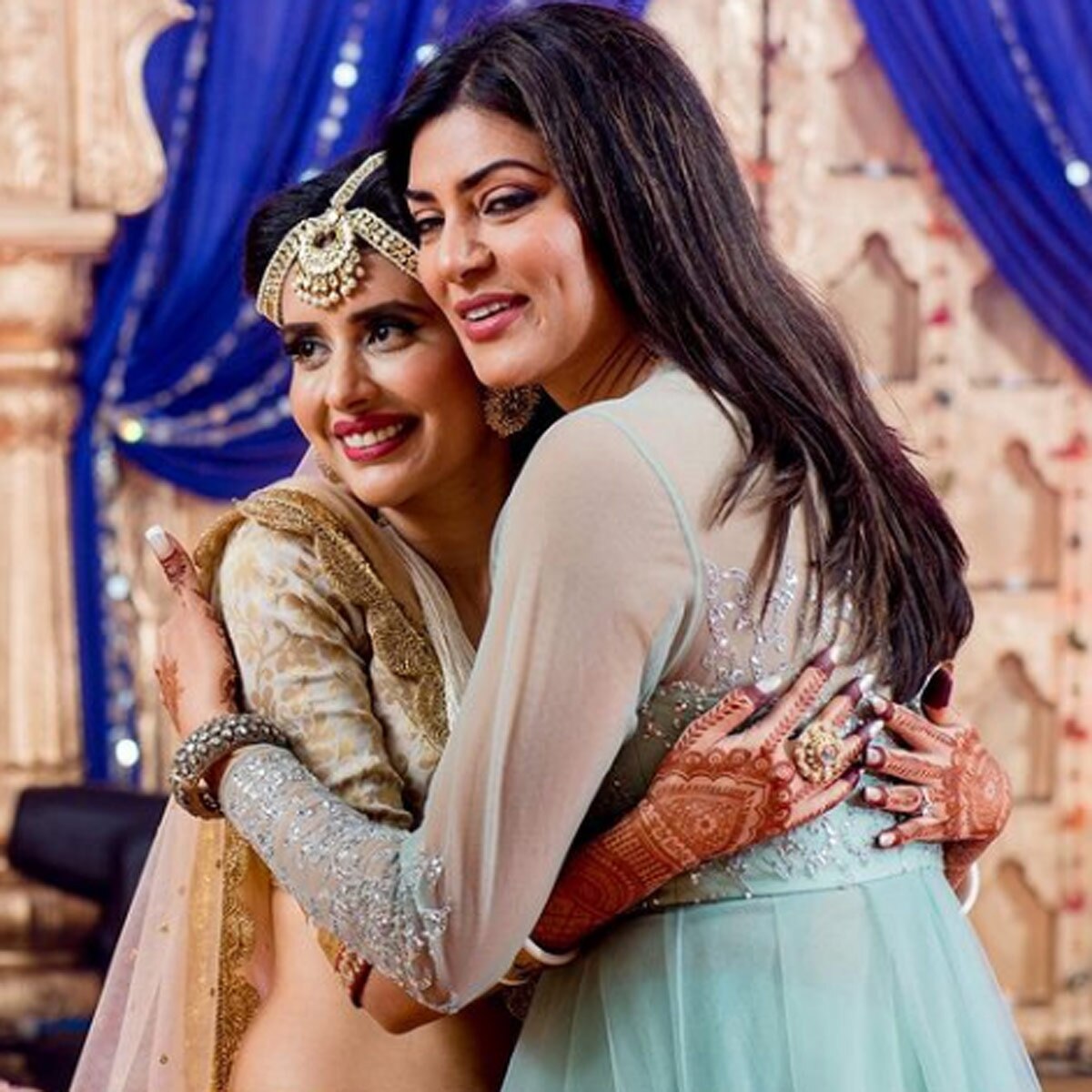 चारू असोपा-सुष्मिता 