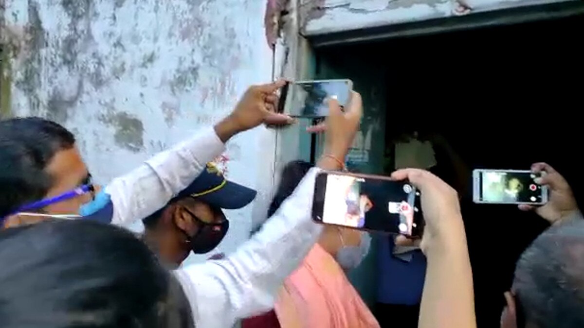  Wife caught her husband 