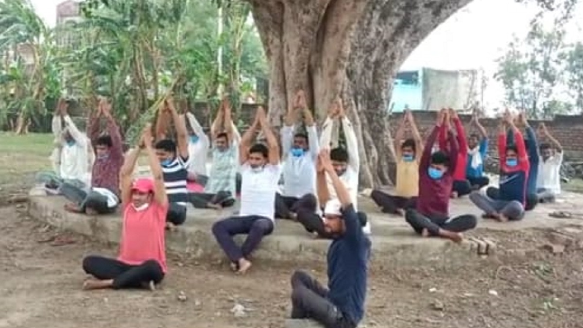 पीपल के पेड़ के नीचे