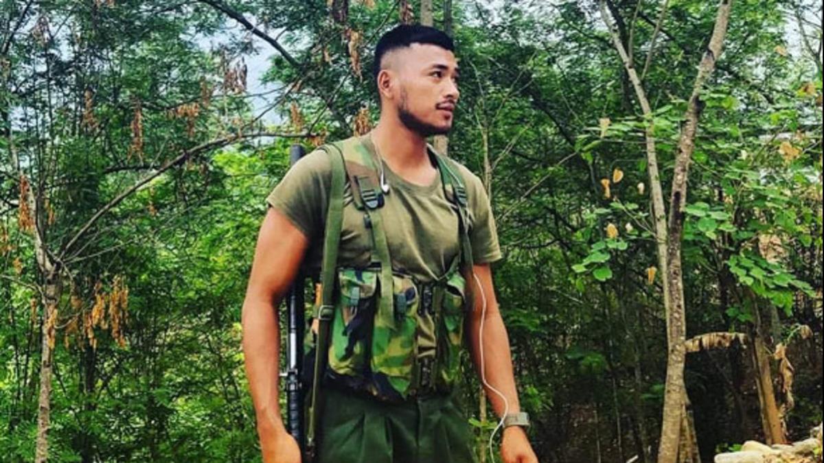 शख्स ने दुकान बेच खरीदी राइफल, फिर सेना के खिलाफ उतरा मैदान में