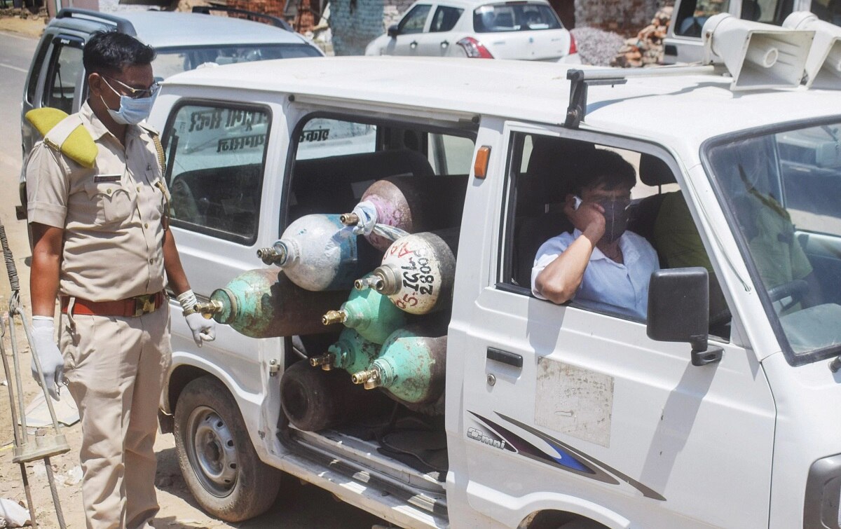 एम्बुलेंस में रंगरेलियां मनाते पकड़े गए