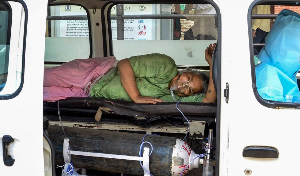 एम्बुलेंस में रंगरेलियां मनाते पकड़े गए