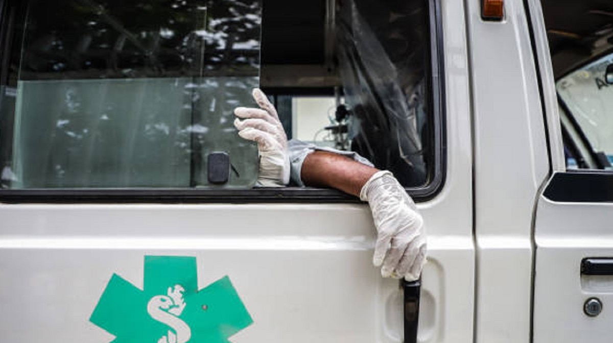 एम्बुलेंस में रंगरेलियां मनाते पकड़े गए