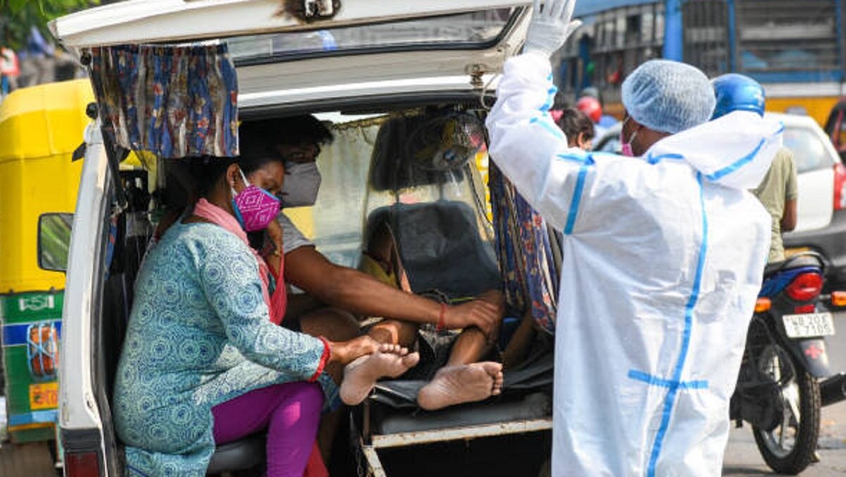 एम्बुलेंस में रंगरेलियां मनाते पकड़े गए