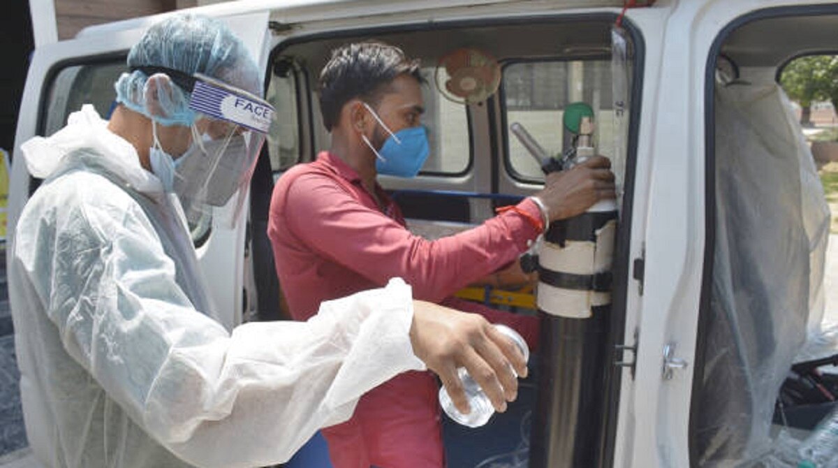 एम्बुलेंस में रंगरेलियां मनाते पकड़े गए