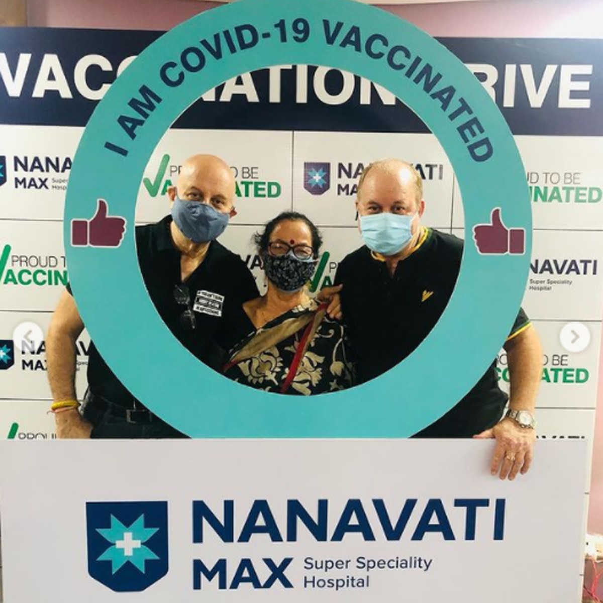 अनुपम खेर,पर‍िवार के साथ  