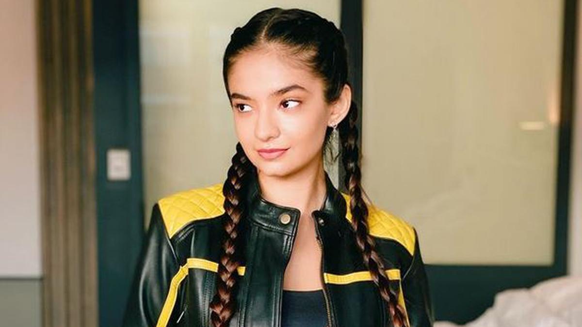 खतरों से खेलने को तैयार 18 साल की अनुष्का, 7 साल की उम्र से कर रहीं काम