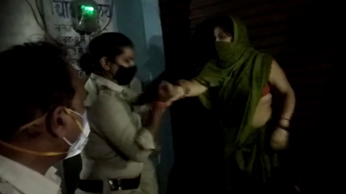 SDM को चप्पल से मारने के लिए दौड़ी महिला 