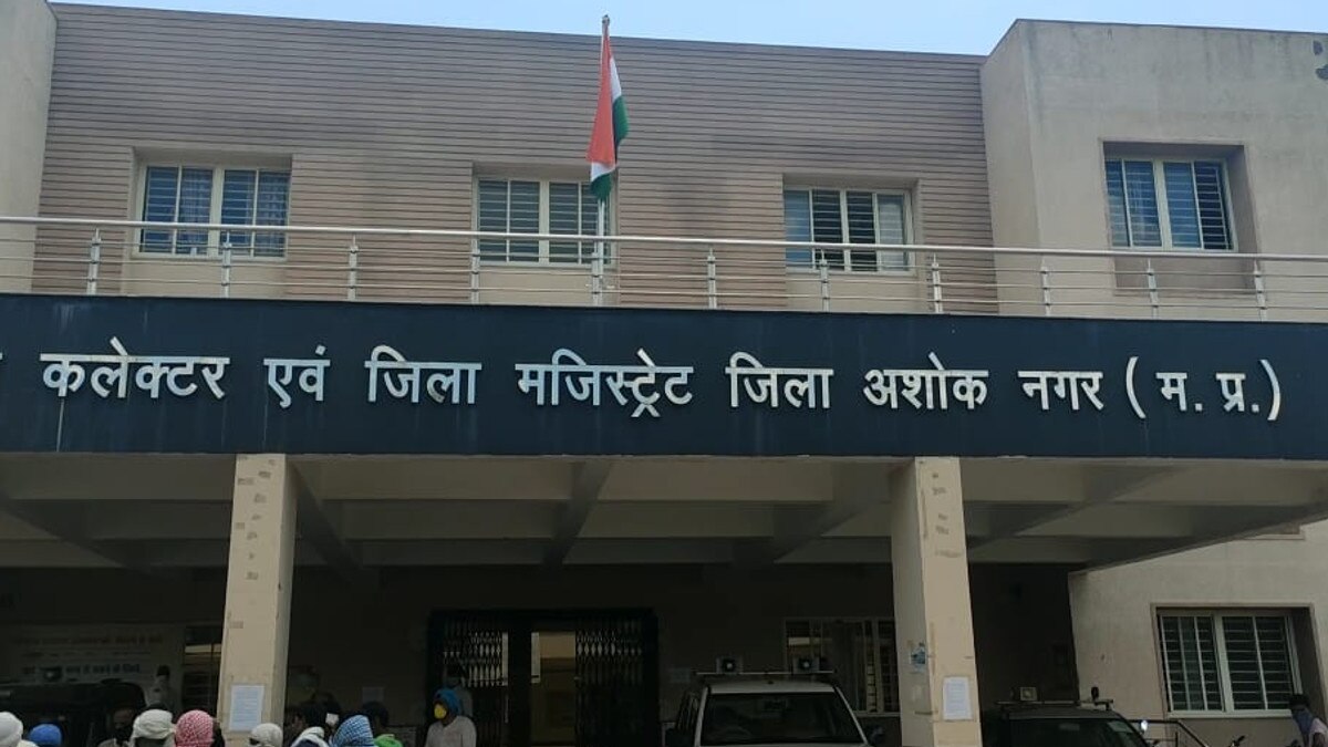 खुद को जिंदा साबित करने युवक काट रहा दफ्तरों के चक्कर, सरकारी कागजों में है मृत घोष‍ित 