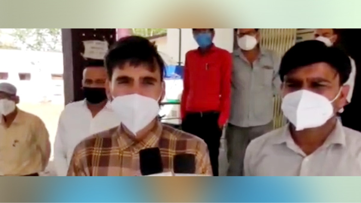 सीएमएचओ ने खुलवाईं 4 झोलाछाप डॉक्टरों की सील दुकानें