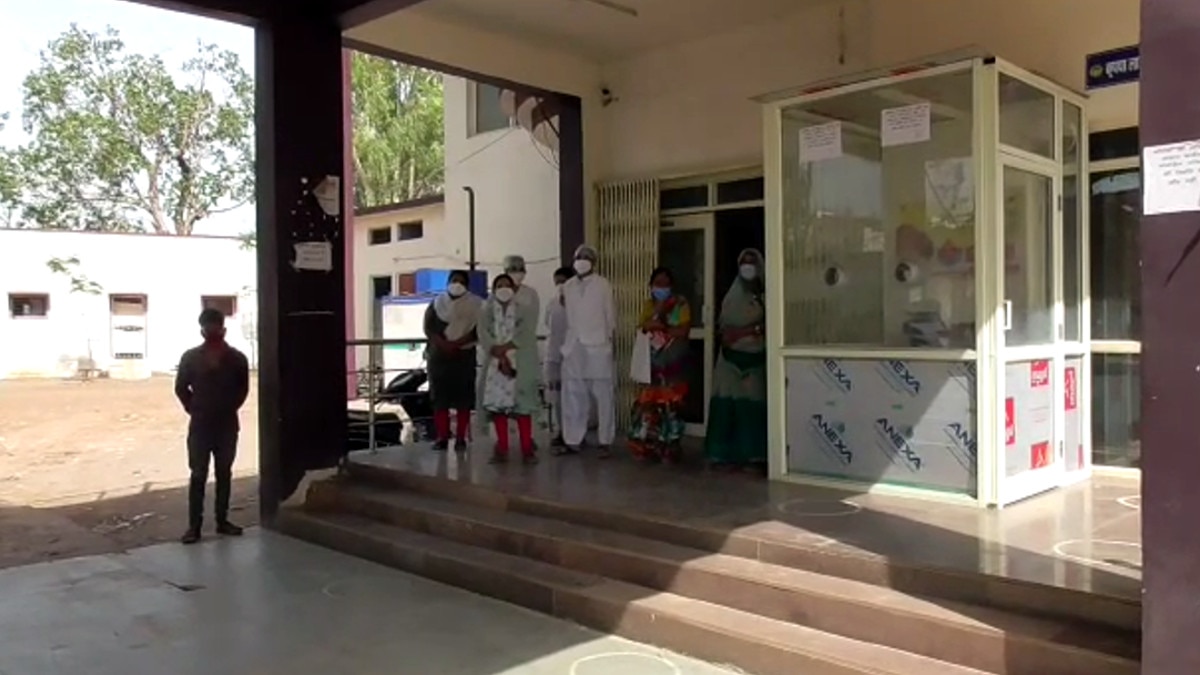 सीएमएचओ ने खुलवाईं 4 झोलाछाप डॉक्टरों की सील दुकानें