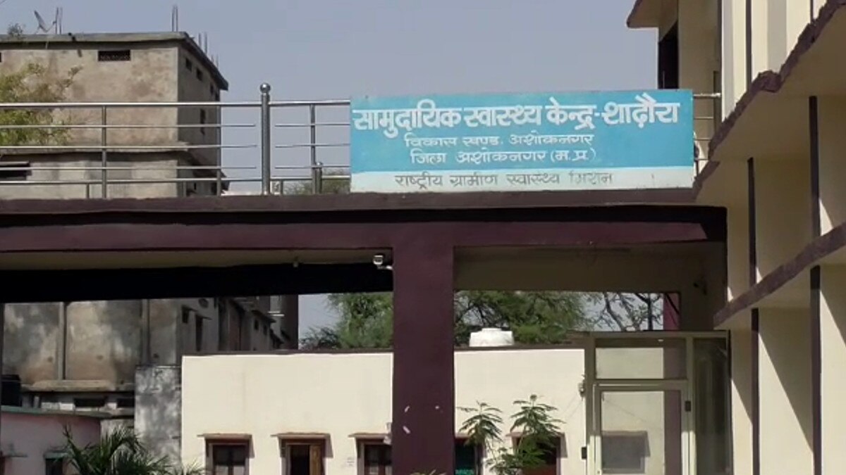 सीएमएचओ ने खुलवाईं 4 झोलाछाप डॉक्टरों की सील दुकानें