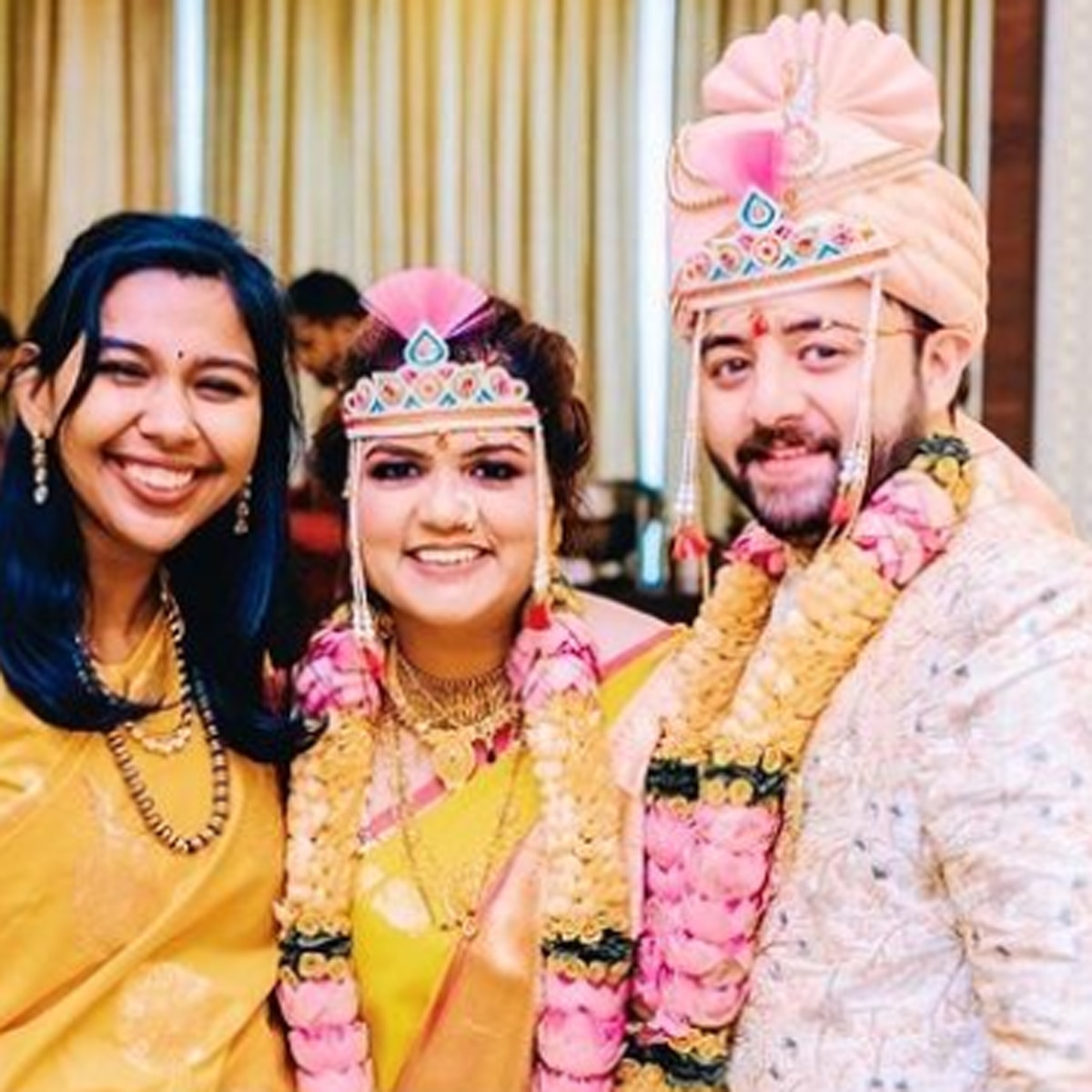 अथ‍ित नाईक पत्नी अक्षदा कदम के साथ 