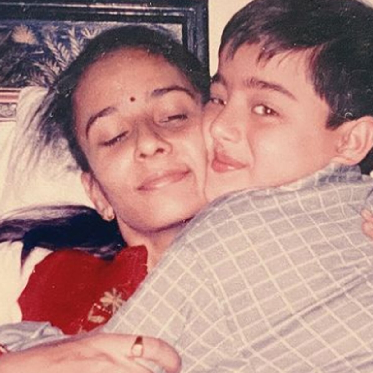 अथ‍ित नाईक अपनी मां के साथ 