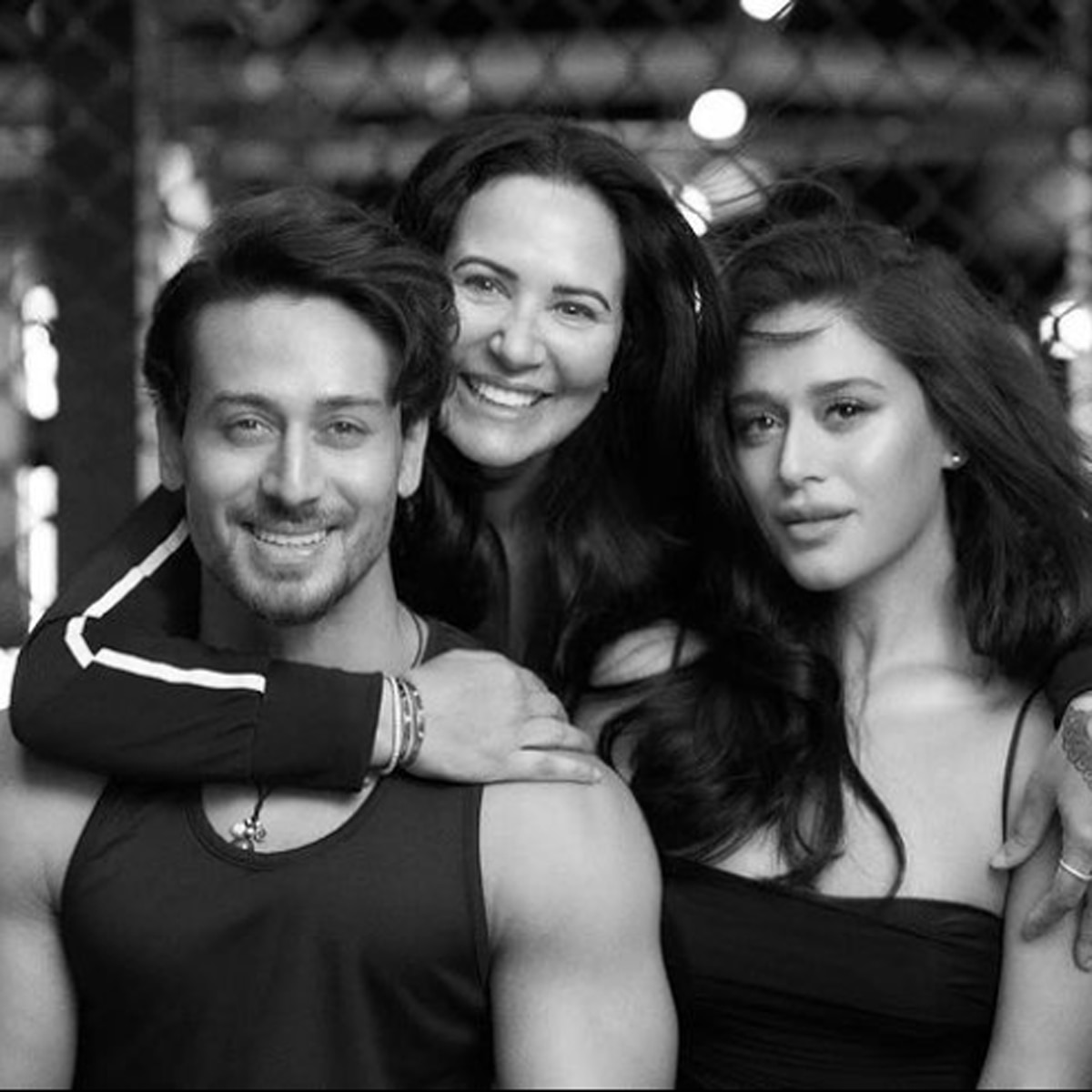 आयशा श्रॉफ दोनों बच्चों के साथ   