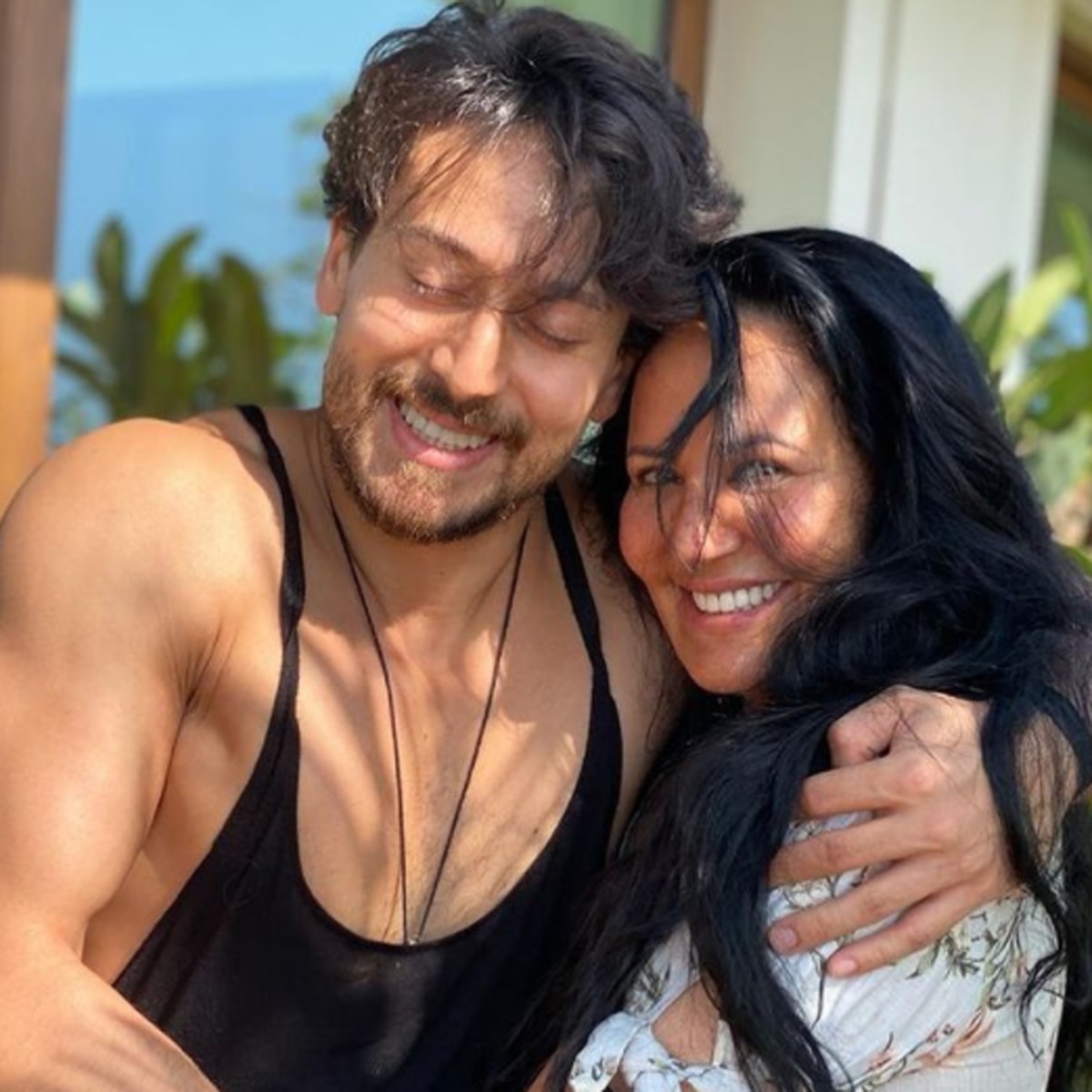 आयशा श्रॉफ-बेटे टाइगर श्रॉफ के साथ   