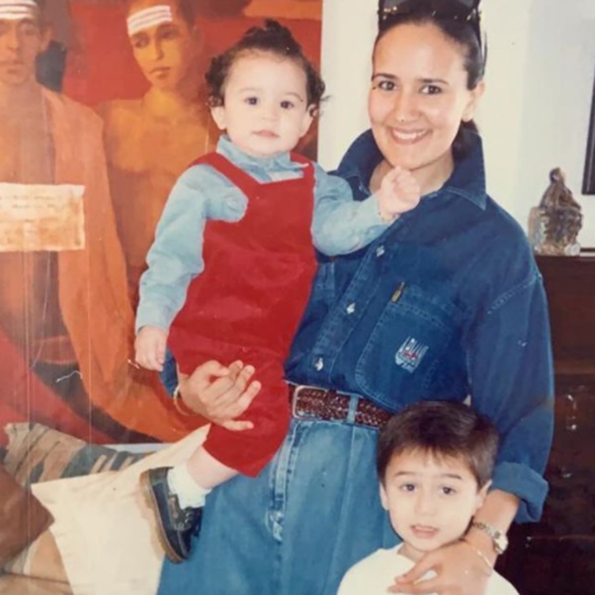 आयशा श्रॉफ दोनों बच्चों के साथ 