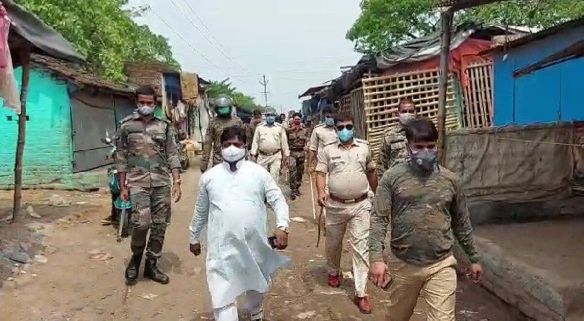 एसओपी का पालन कराने गए थे अधिकारी