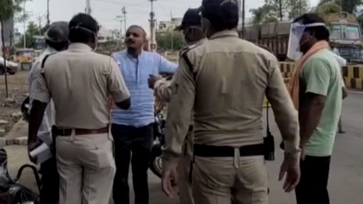 चालान काटने पर बीजेपी नेता ने पुलिस से की बदसलूकी