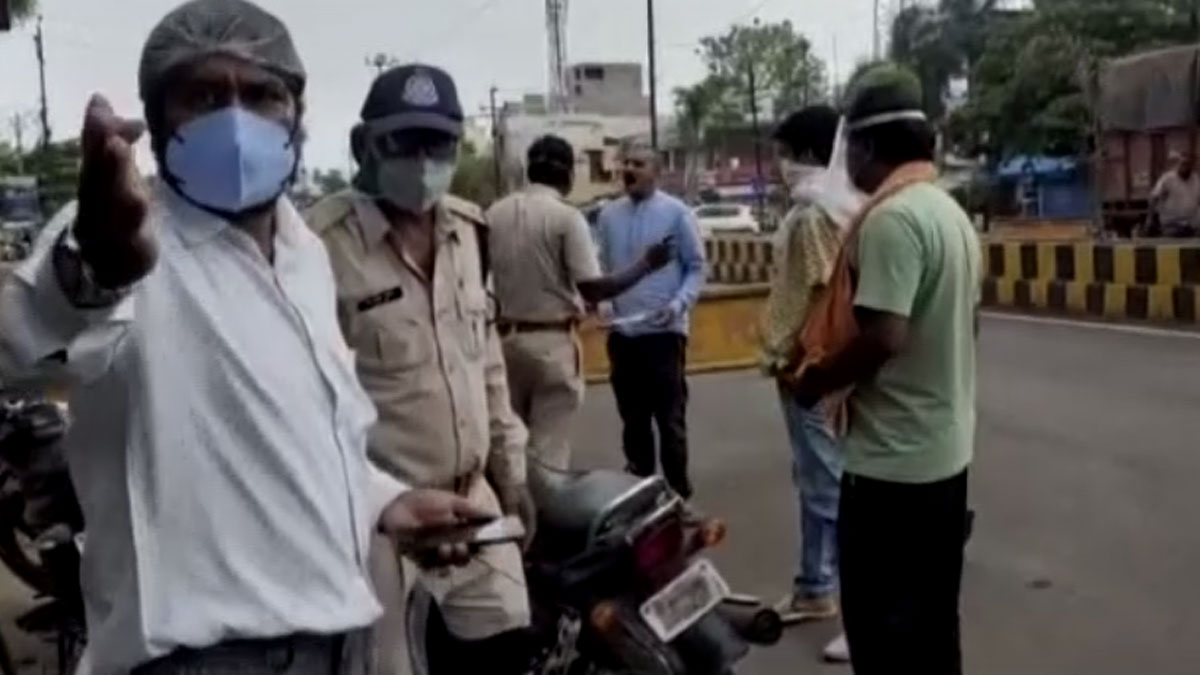 चालान काटने पर बीजेपी कार्यकर्ताओं ने पुलिस से की बदसलूकी