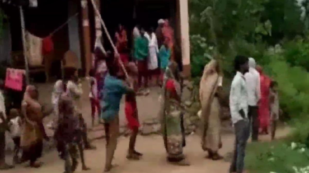 लाठी-डंडा लेकर दौड़ाया