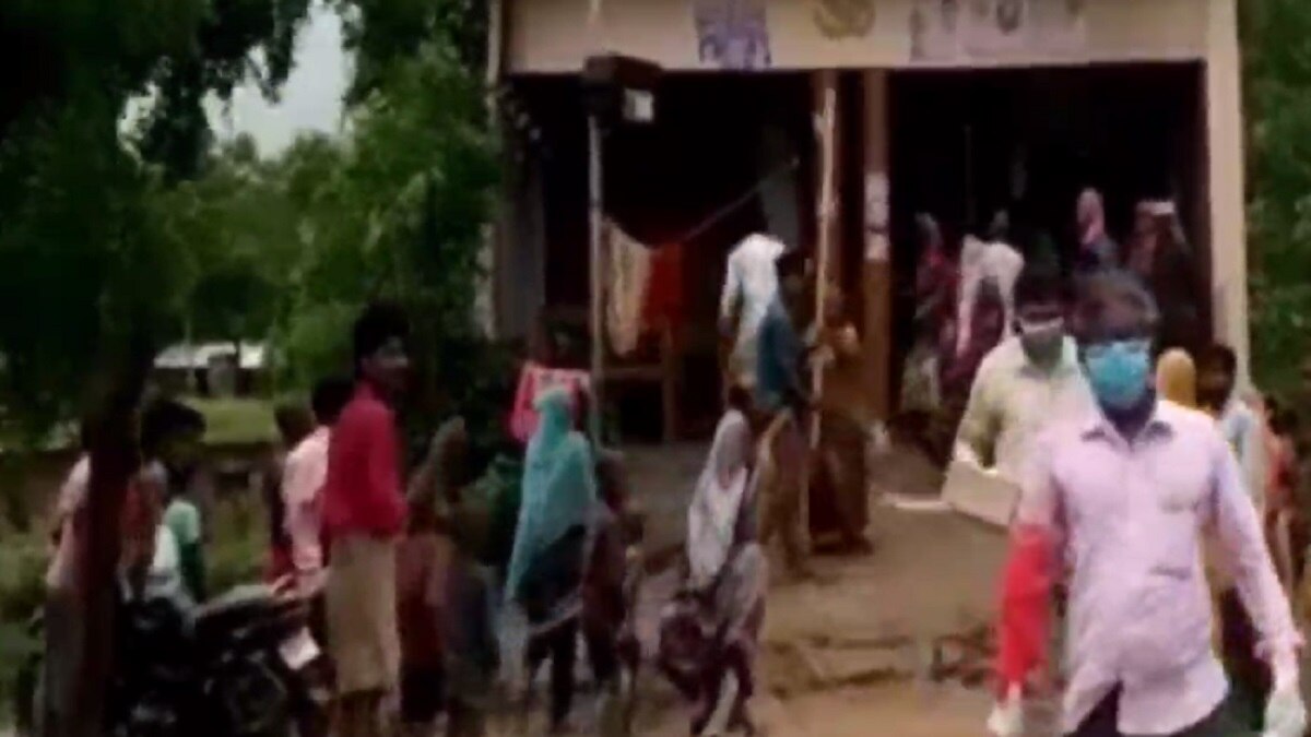 लाठी-डंडा लेकर दौड़ाया