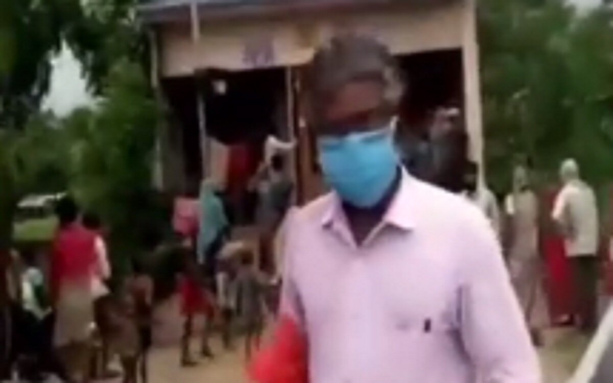 लाठी-डंडा लेकर दौड़ाया