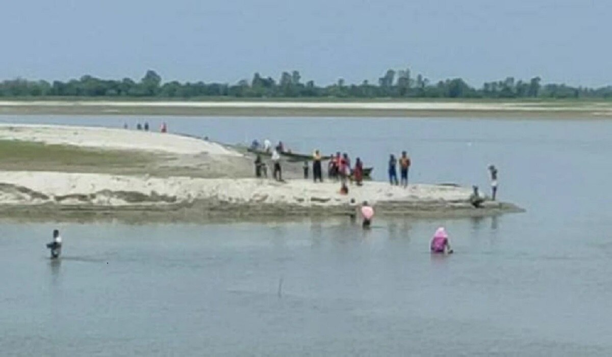 लाठी-डंडा लेकर दौड़ाया