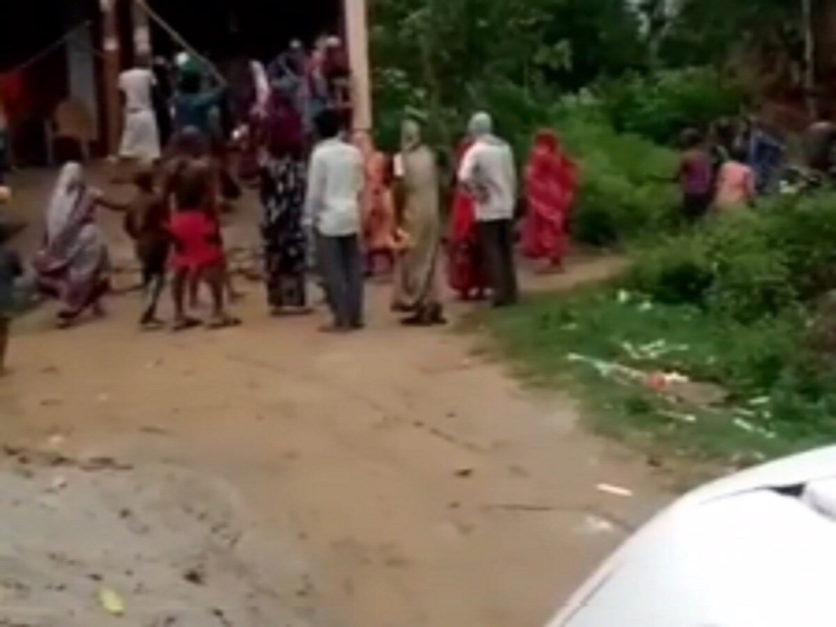 लाठी-डंडा लेकर दौड़ाया