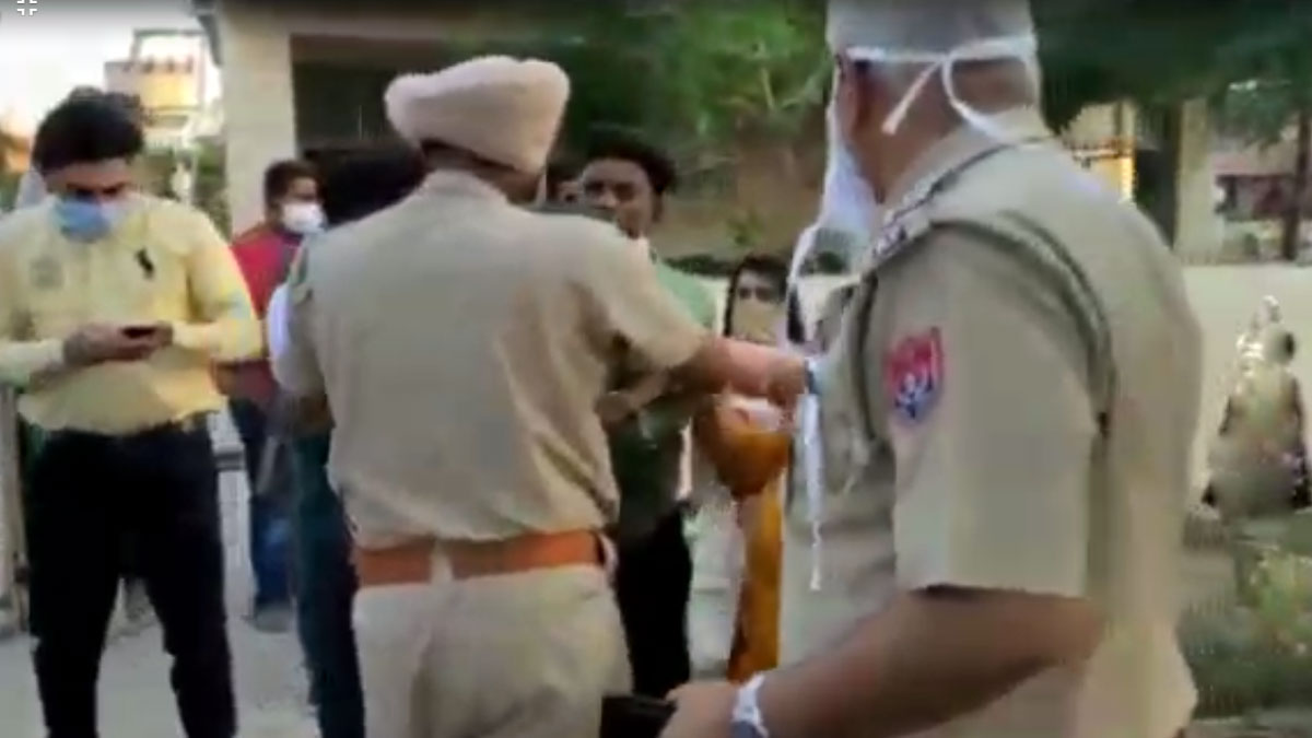 शादी में शामिल थे 20 से ज्यादा लोग पुलिस ने मारी रेड