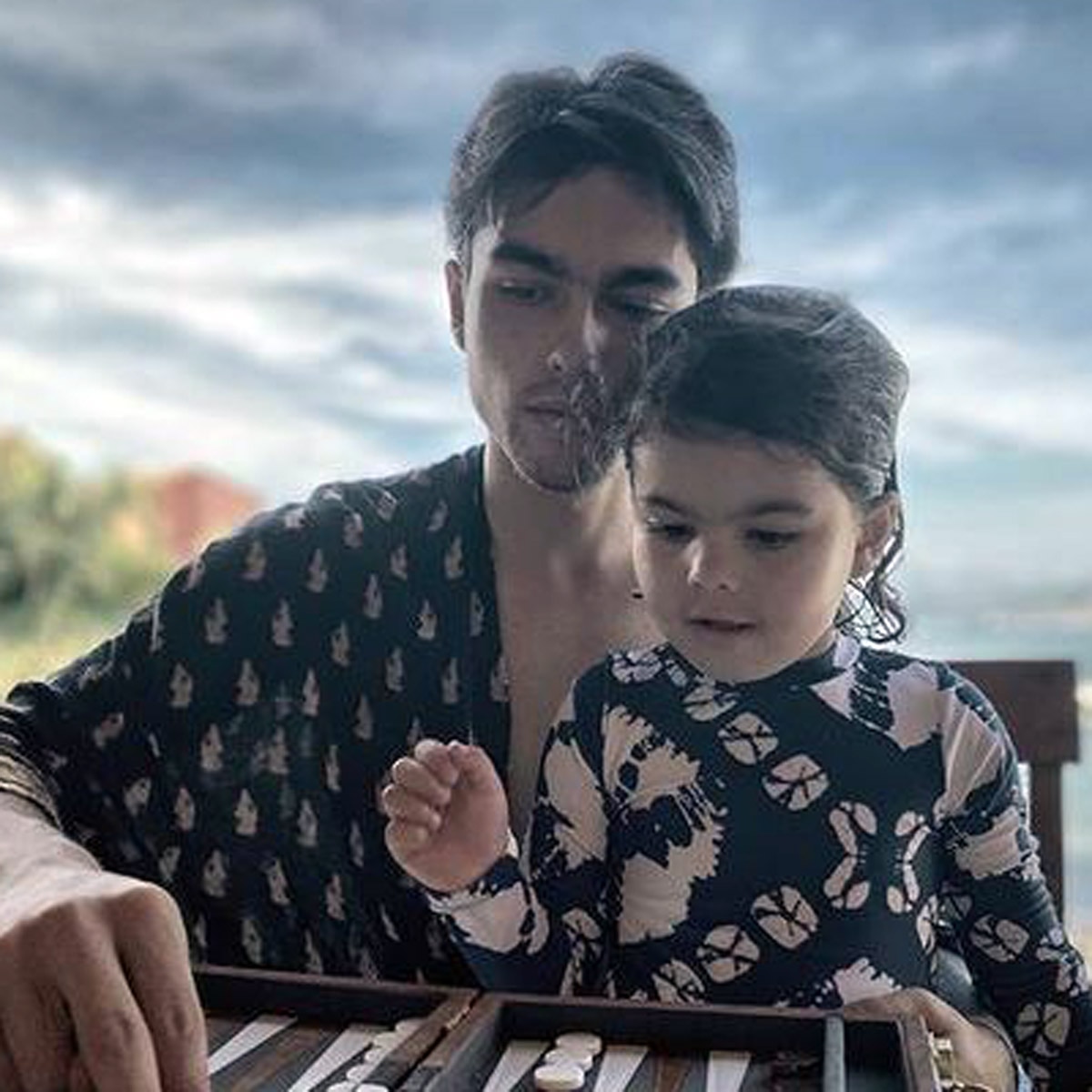 अपनी बेटी मिला के साथ बारबरा का बेटा