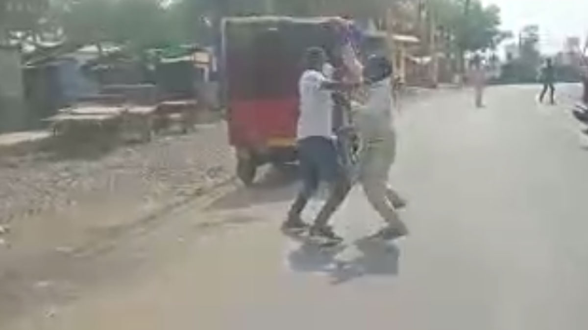  CMO को मारा थप्पड़, सब्जी गिराने पर SHO सस्पेंड